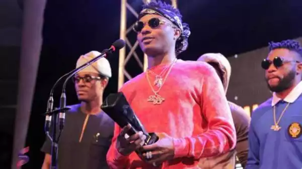 See What Wizkid Did To A Lady That Tried To Take A Picture With Him At The Soundcity MVP 2016 Awards (Photos)